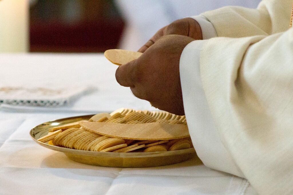 celebration-of-the-eucharist-5243045_1280 Author norbert47 Pixabay