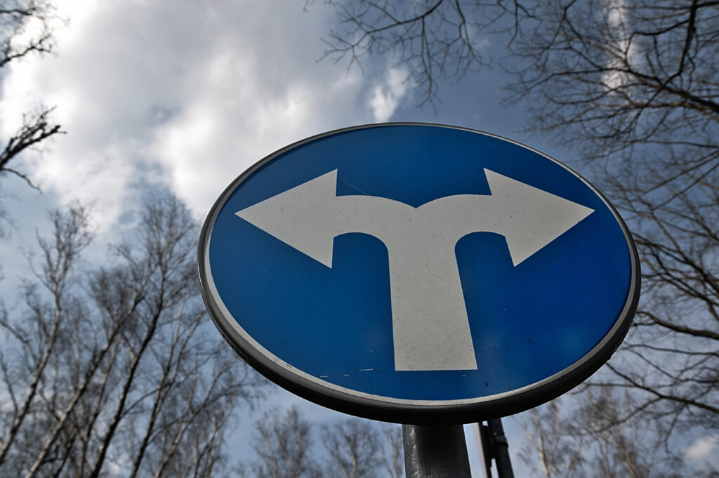 Depositphotos_74937611_XL Fork road warning sign. — Photo