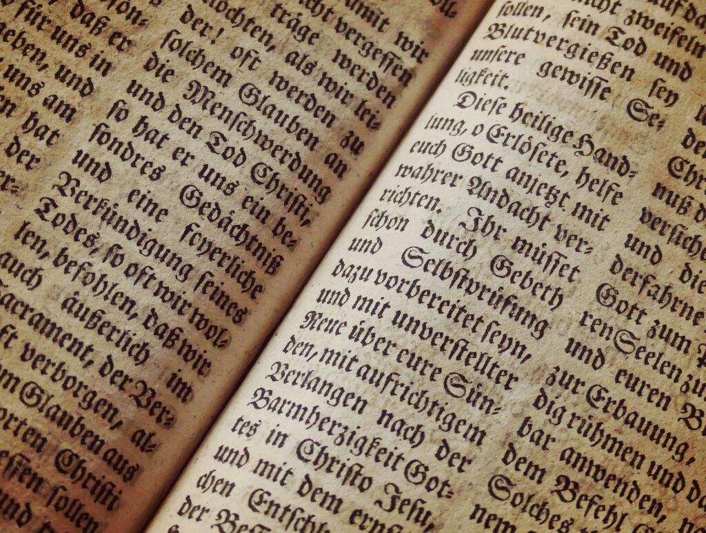cocoparisienne-bible-1960635_1920 Pixabay