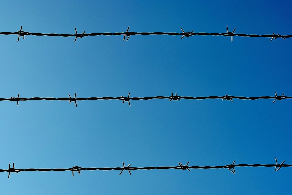 x-treme-barbed-wire-280142_1920 Pixabay